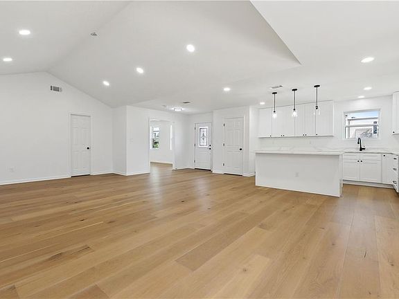 5th image of 8455 Huntington Park Dr