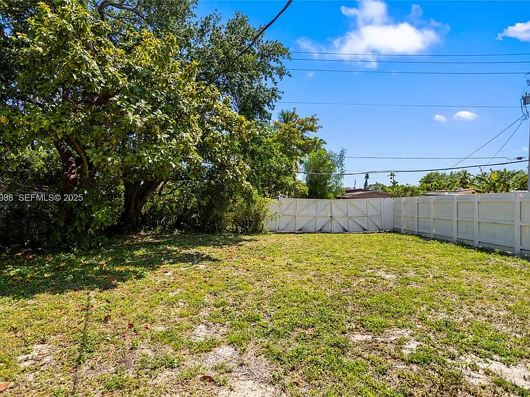 1640 NE 183rd St — Photo 43