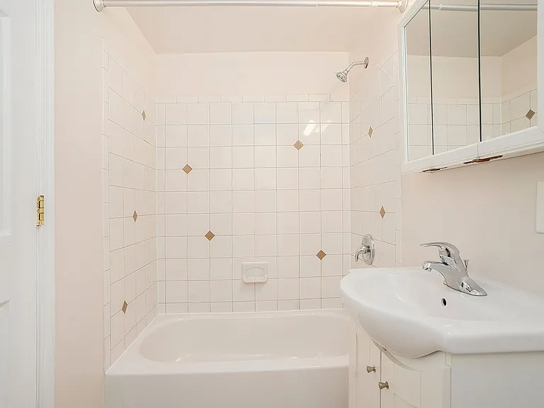 Maple Court Apartments — Photo 56