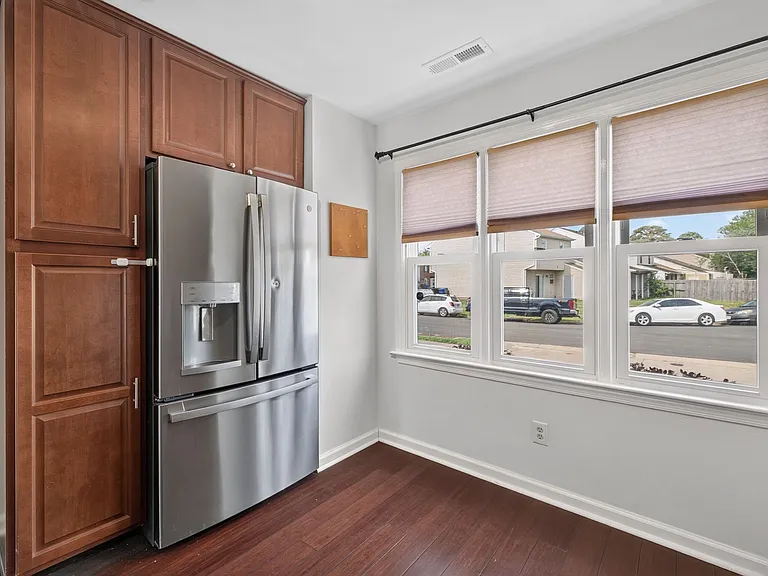 750 Glenshire Dr — Photo 3