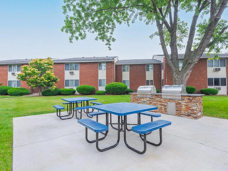 Kings Court Manor Apartment Homes — Photo 11