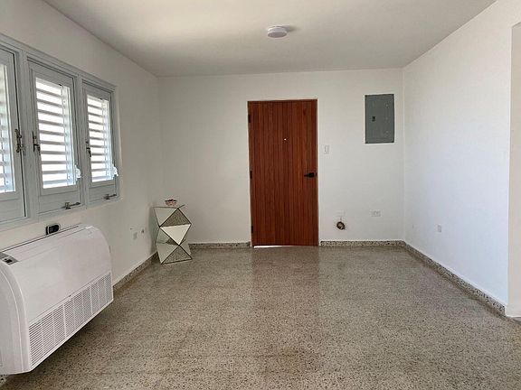 Entrance has new AC installed that covers the common area (family/kitchen/dinning).