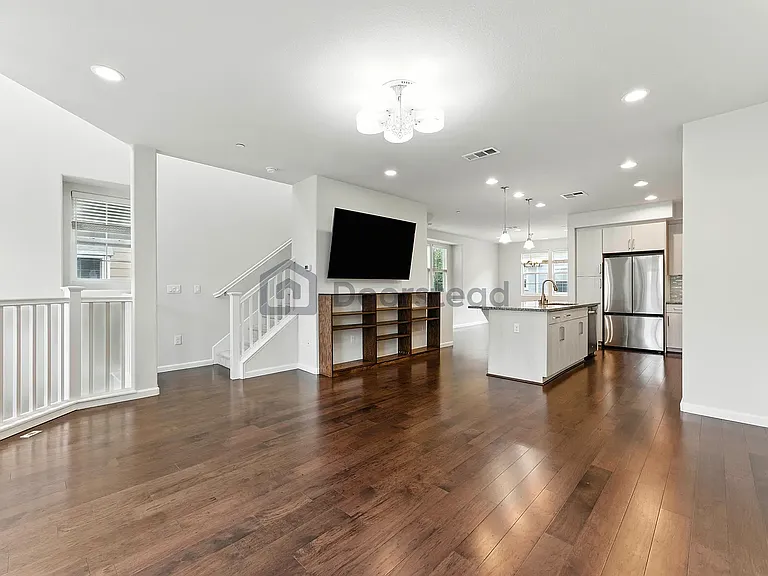 801 Jetty Dr — Photo 3