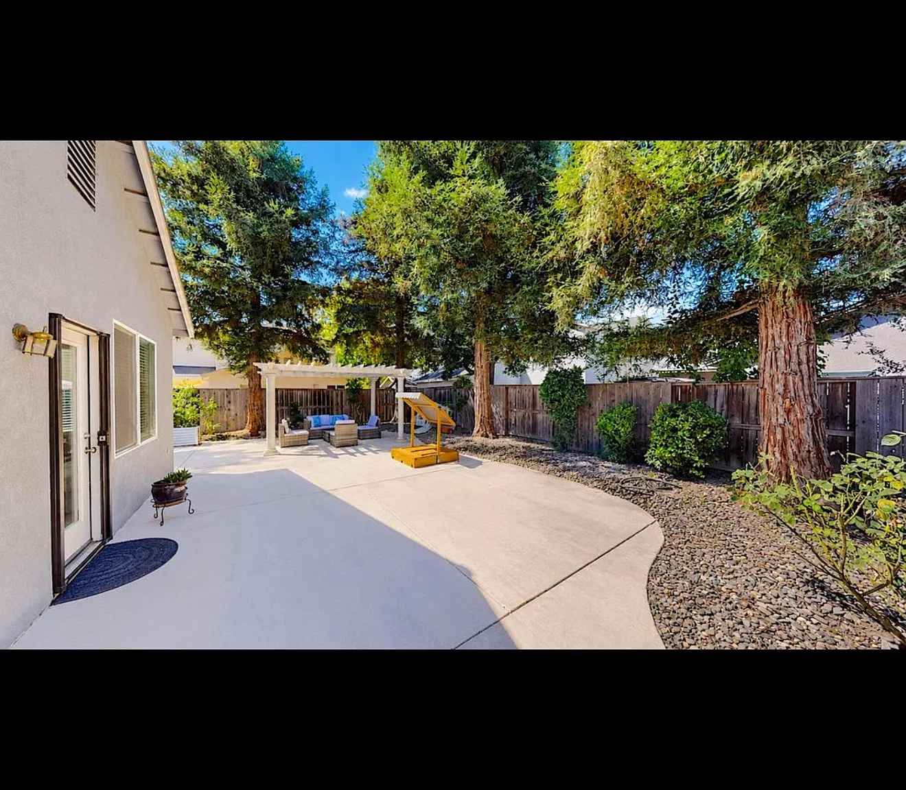 4 bed, 1854 sqft, $2,950 — Photo 2