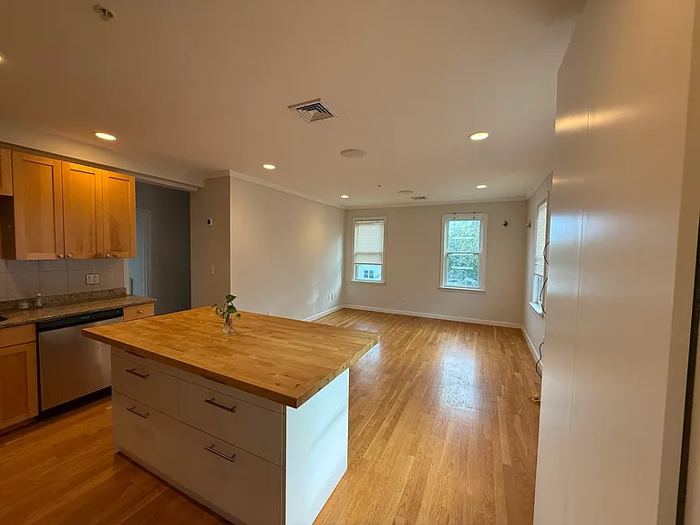 486 Revere St — Photo 2