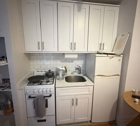 2nd image of 111 W 16th St APT 1-L
