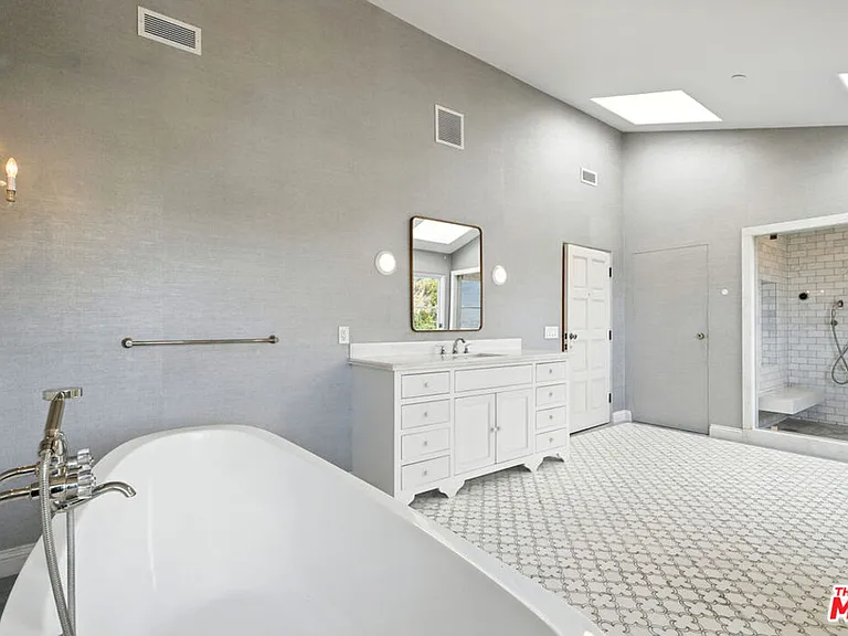 1675 N Woods Dr — Photo 13