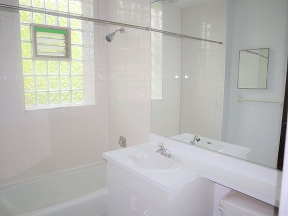 5th image of 3552 N Lakewood Ave Unit 3