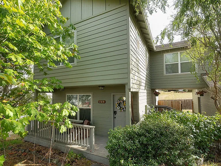 149 NE Plum Ridge Dr — Photo 1