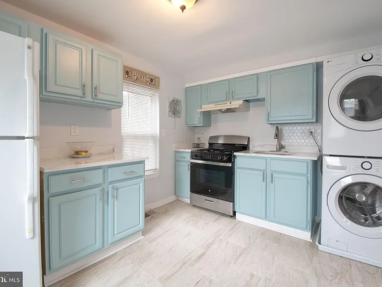 1012 W 3rd St #2 — Photo 5