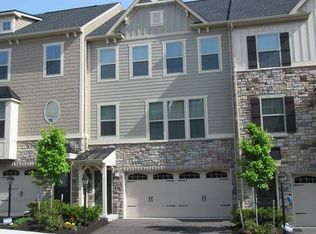 881 Beacon Ln, Pittsburgh, PA