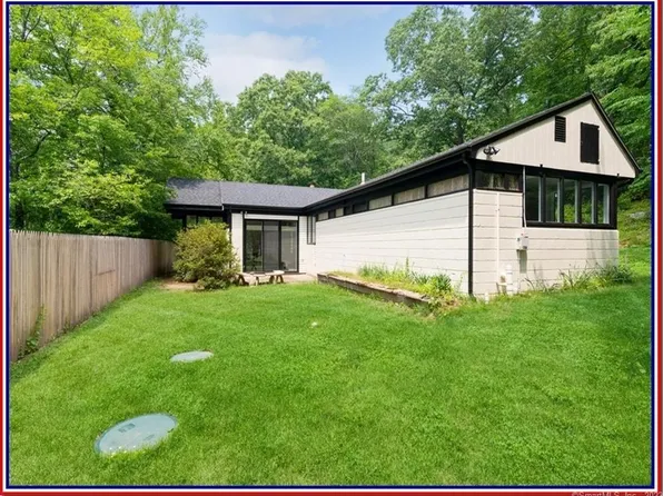 561 Mohegan Avenue Parkway, Waterford, CT 06375