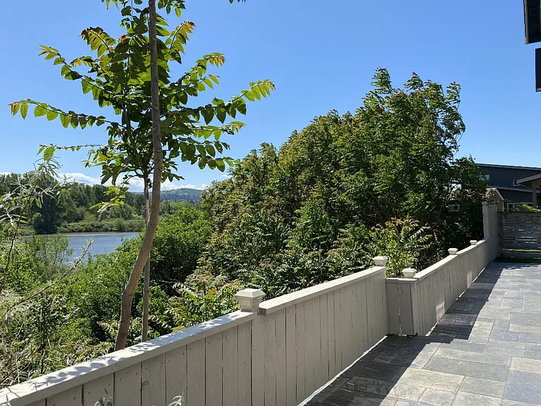112 Southshore Ave — Photo 37