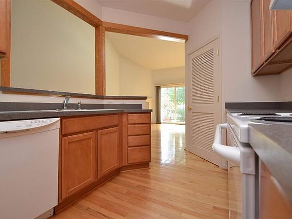 3rd image of 2071 Liberty Hts
