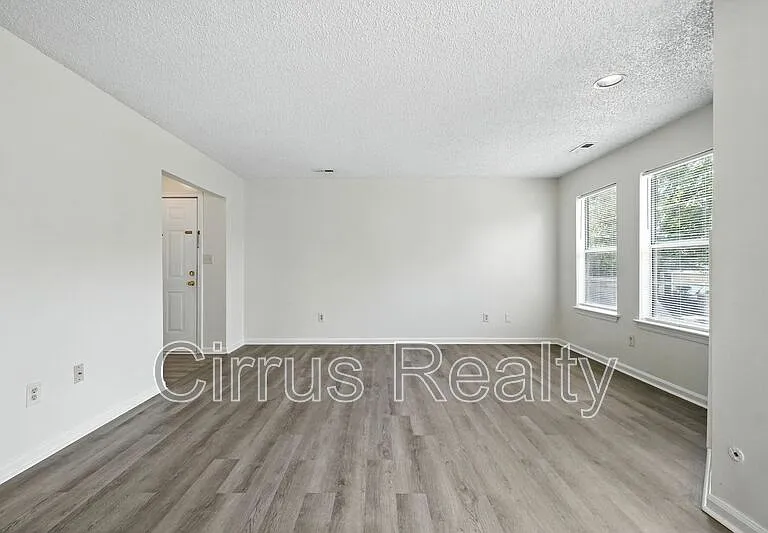 525 Columbia St — Photo 7