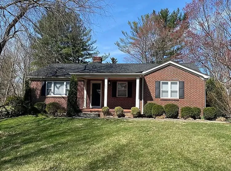 405 Hemlock Dr SE