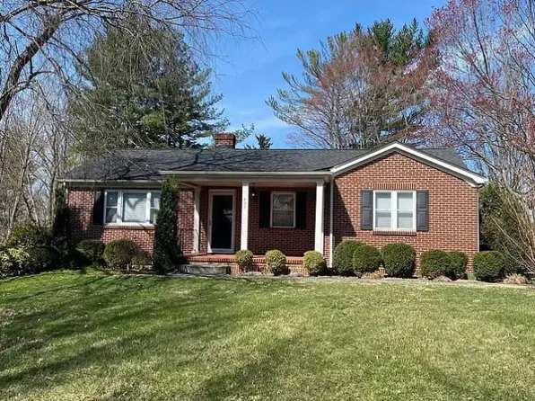 405 Hemlock Dr SE, Blacksburg, VA 24060