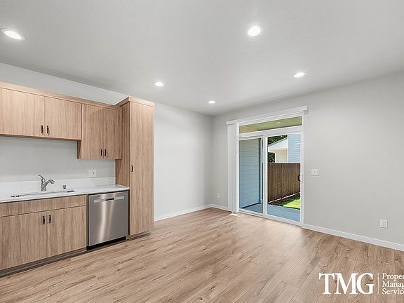 4th image of 11332 NE 131st Ct #11328B