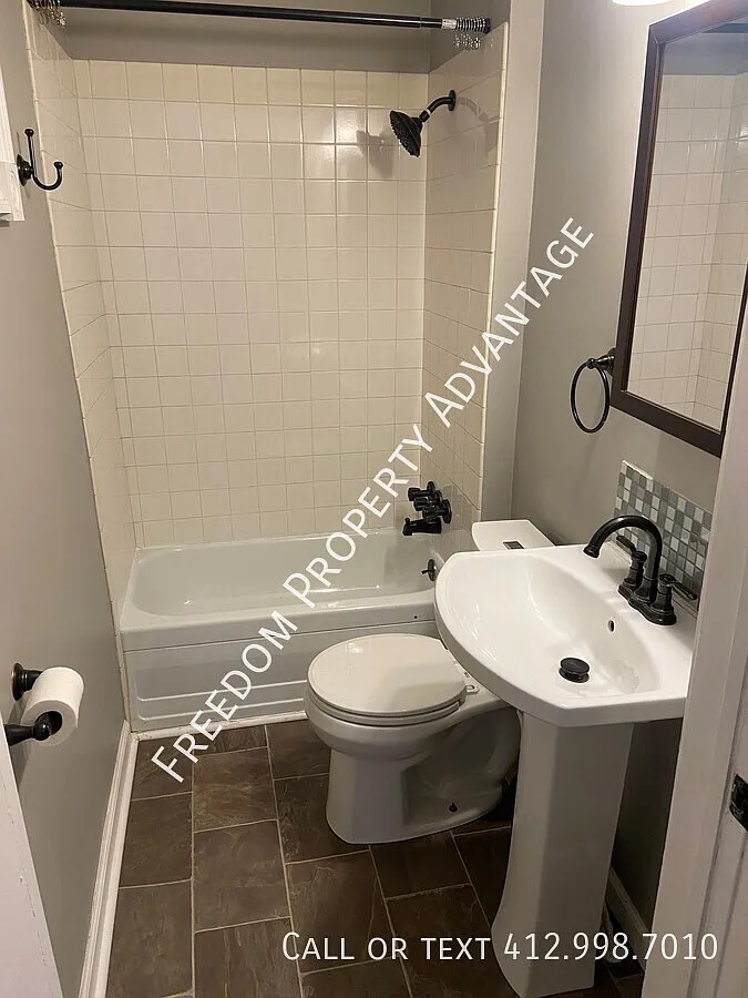 2325 Sarah St U1- South Side — Photo 4