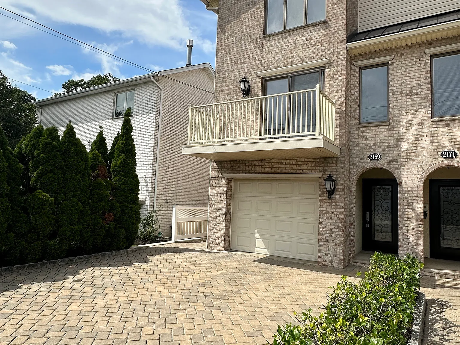 3 bed, 2400 sqft, $4,850 — Photo 2