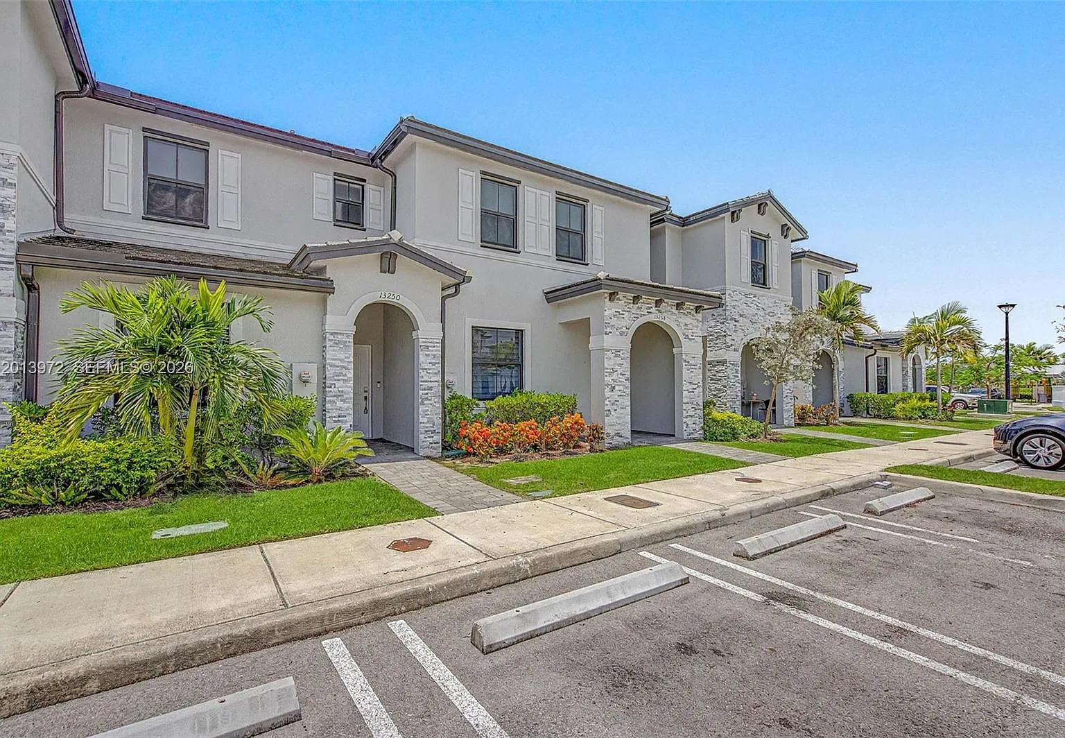 3 bed, 2.5 bath, 1328 sqft, $2,500 — Photo 3