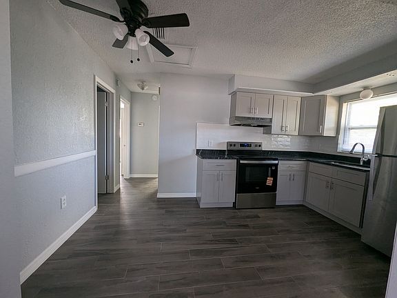 3rd image of 904 Lake Palms Dr