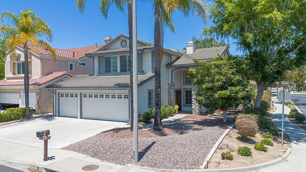 4 bed, 3.0 bath, 2480 sqft, $5,200 — Photo 2