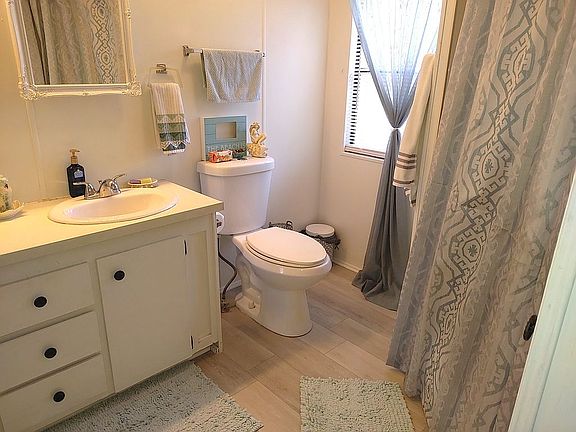 Main bedroom bathroom
