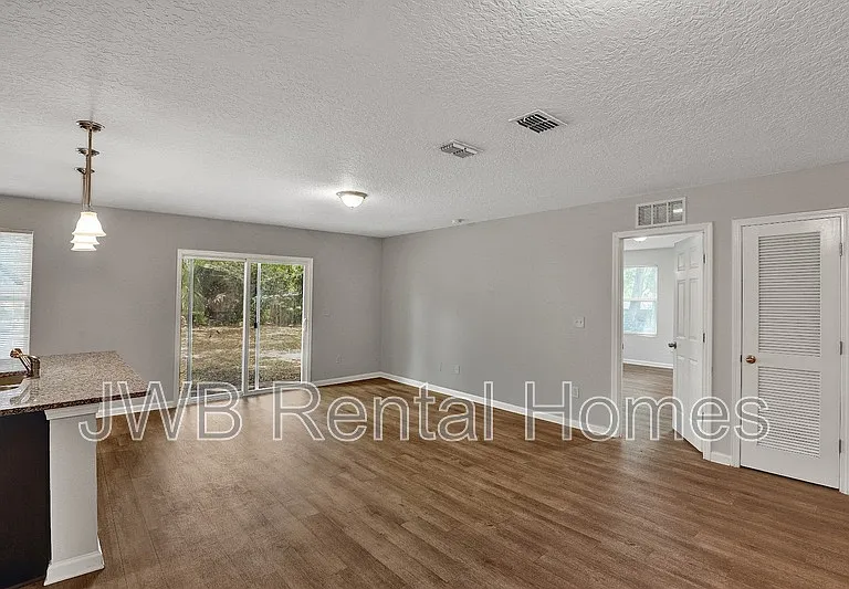 4643 Williamsburg Ave — Photo 6