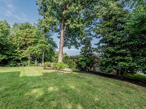 4th image of 822 Glensprings Dr