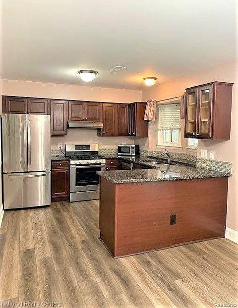 3 bed, 2.0 bath, 1325 sqft, $2,400 — Photo 3
