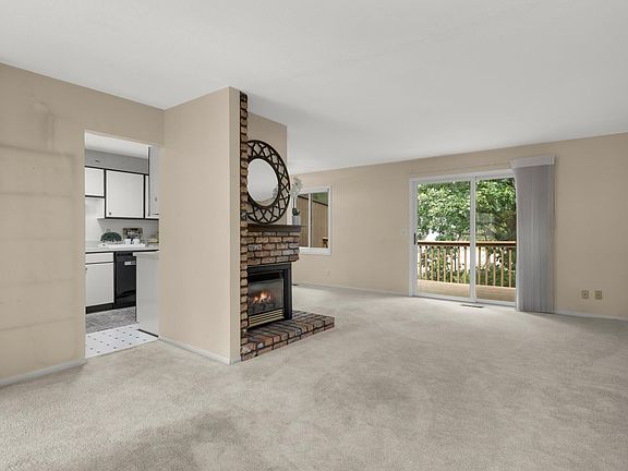 5th image of 219 W Eagle Lake Dr
