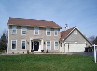 8 Red Rose Cir, Penfield, NY 14526