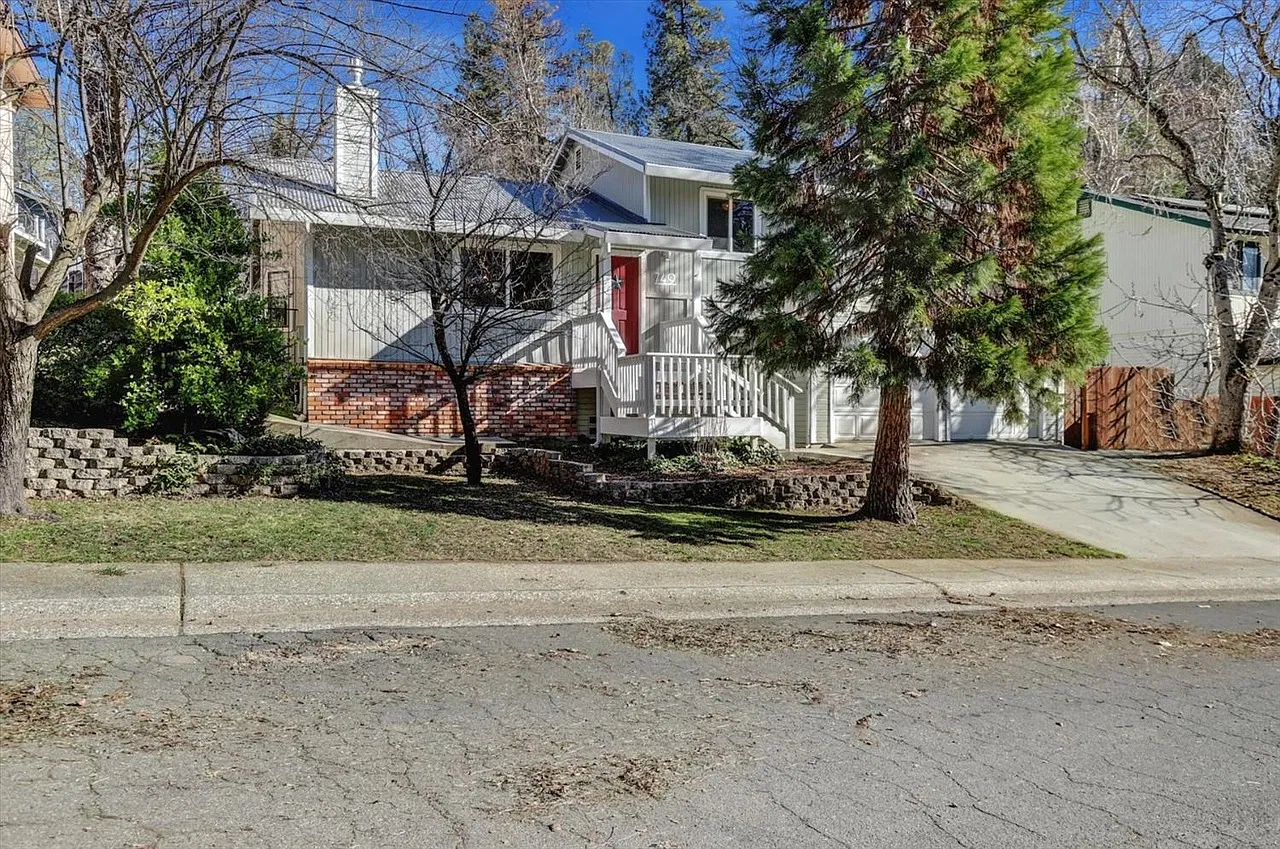 749 Doris Dr — Photo 2