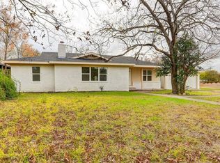 725 W 8th St, Taylor, TX 76574
