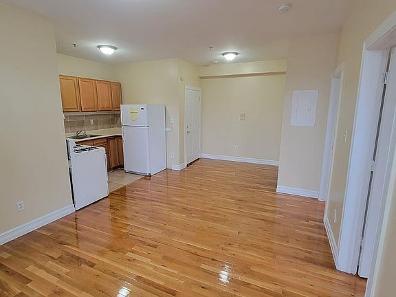 4th image of 672 Congress Ave #1