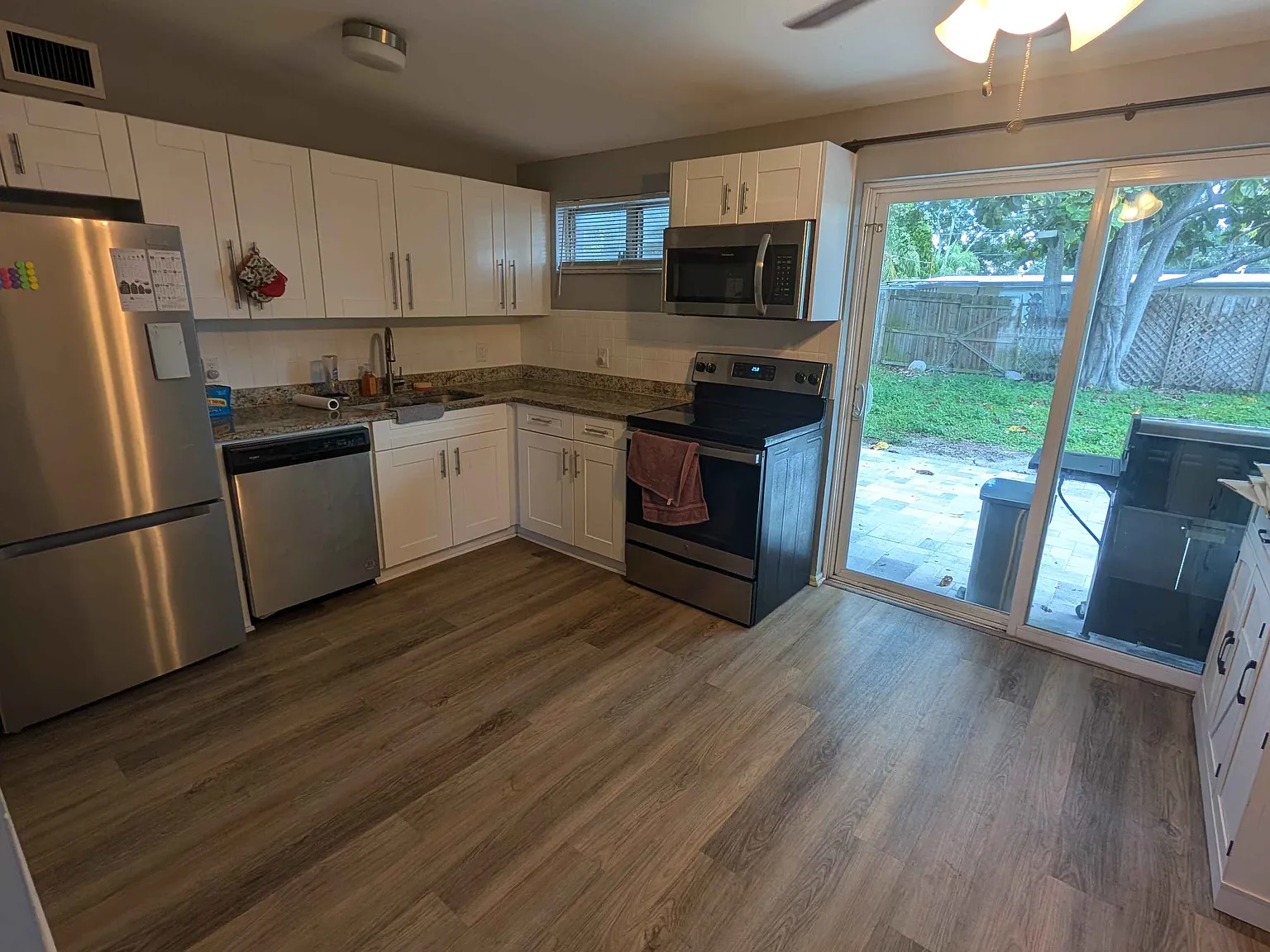 3 bed, 1004 sqft, $2,200 — Photo 3