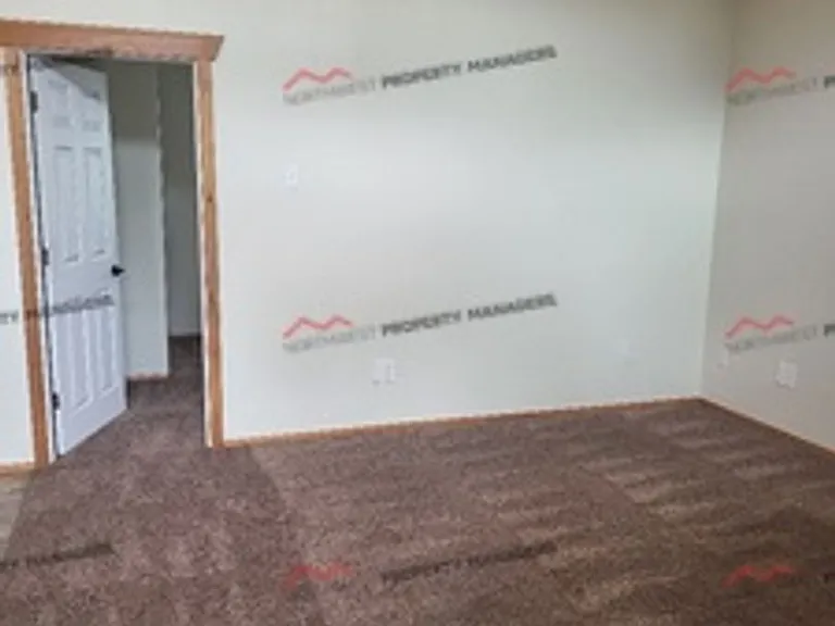 239 W State St — Photo 11