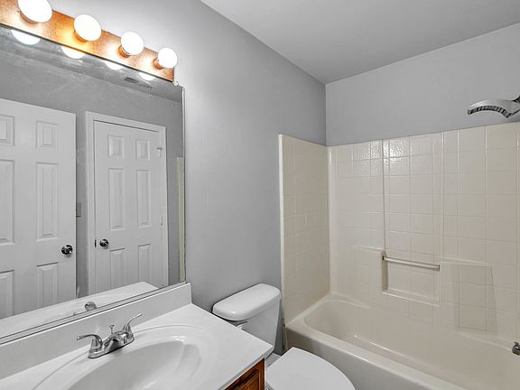 3rd image of 739 Creekside Cres