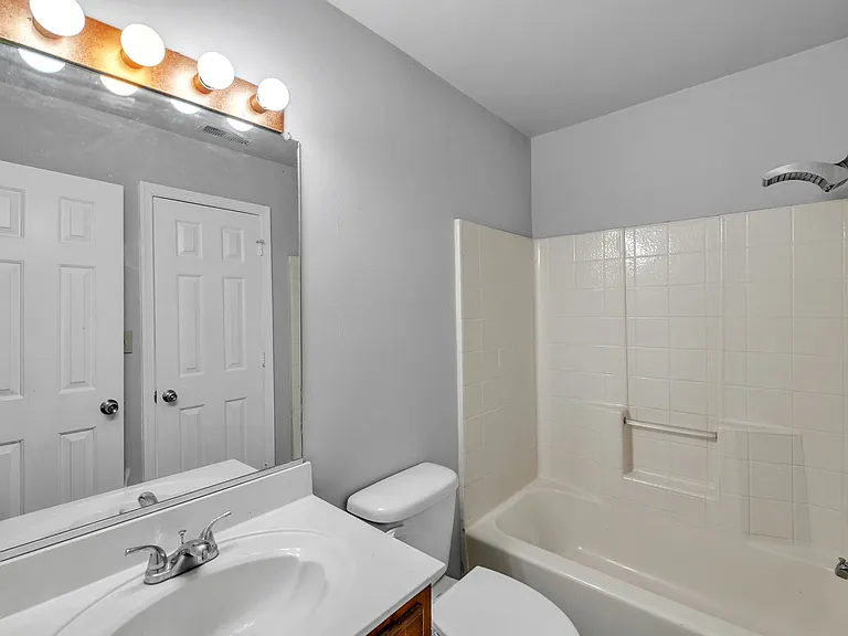 739 Creekside Cres — Photo 3