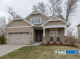 15 College Hill Cir, Rock Island, IL
