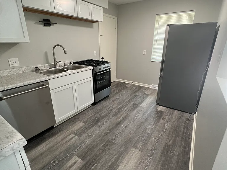 2559 & 2561 Edwin Ave #2561 — Photo 4