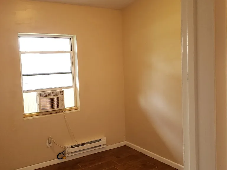 1162 Hampshire Ave — Photo 9