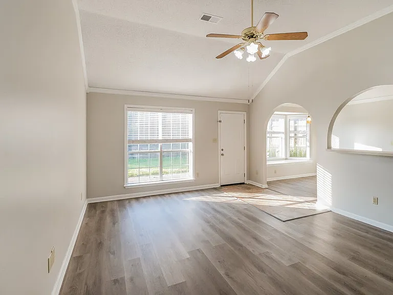 406 N Ericson Rd — Photo 3