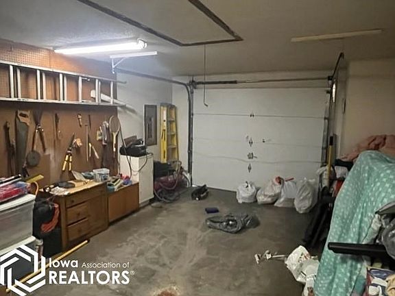 5th image of 105 E Oak St