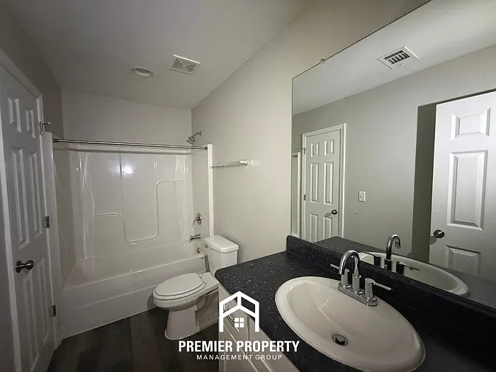 110 Castlebar Cir — Photo 16