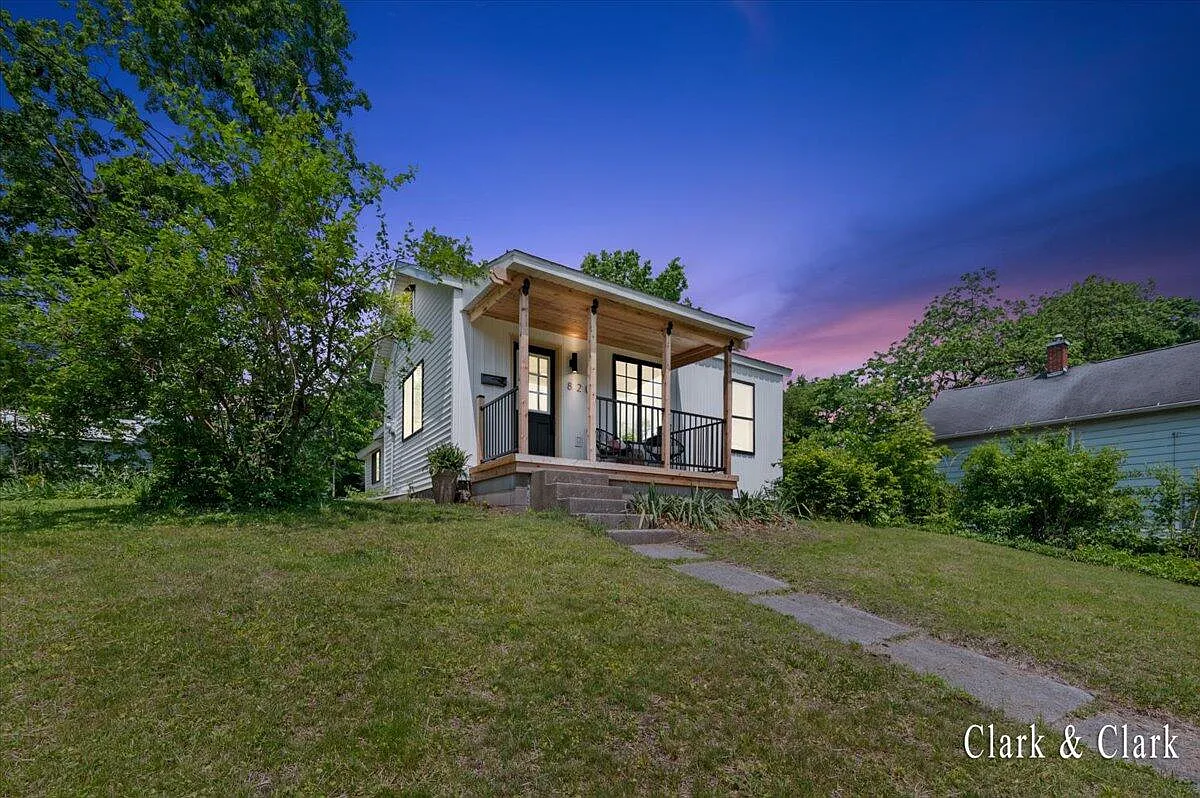 820 Hackett St photo 1