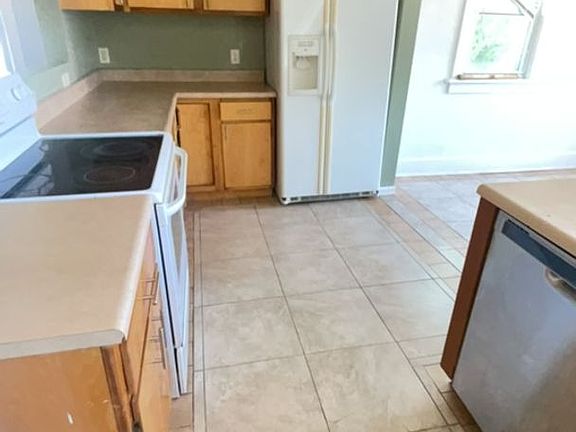 3rd image of 4805 Capitol Ave APT 2