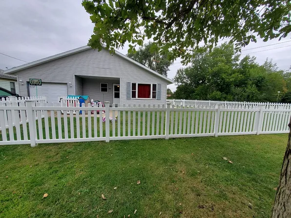 327 E Wabash Ave, Pontiac, IL 61764