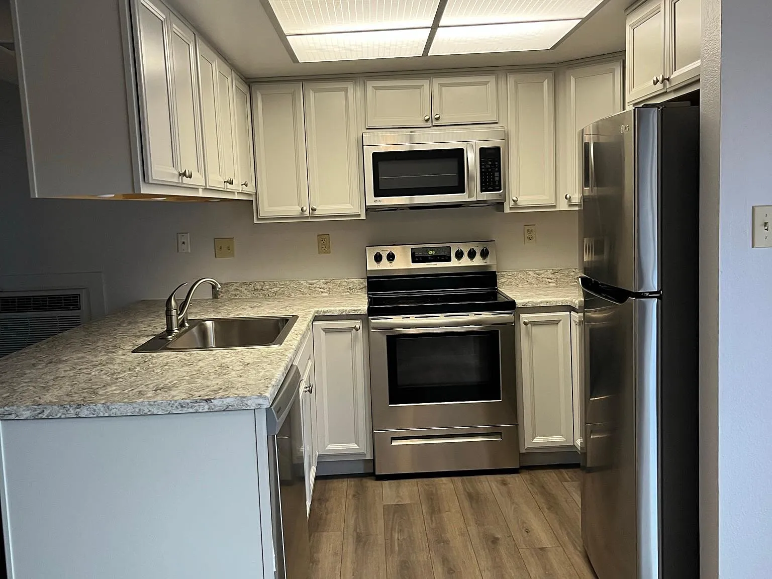 2 bed, 830 sqft, $1,600 — Photo 3